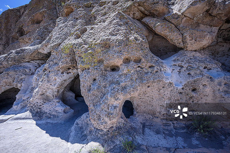 新墨西哥州班德利尔国家纪念碑，Tsankawi遗址沿线的Tsankawi普韦布洛古村落岩石中的洞穴图片素材