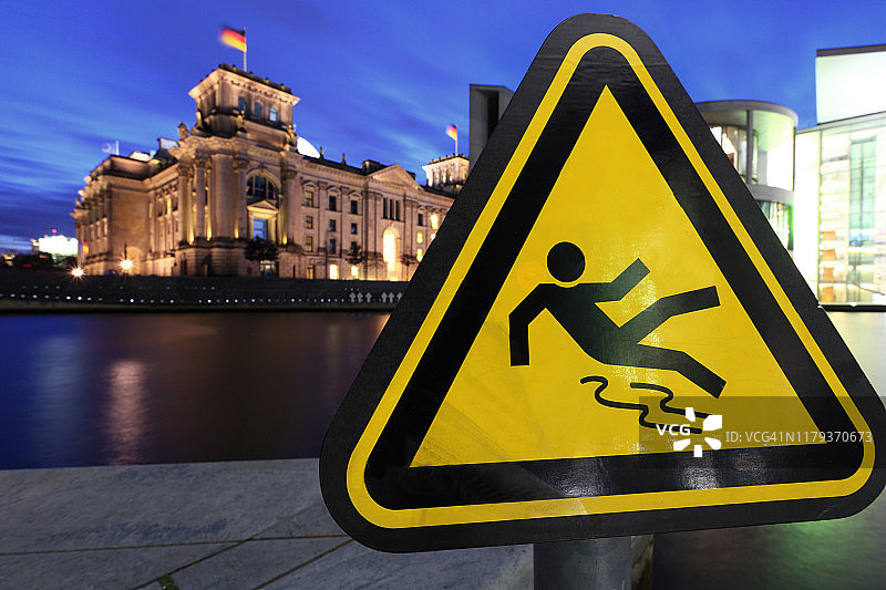 德国政府区（柏林）的湿滑路面图片素材