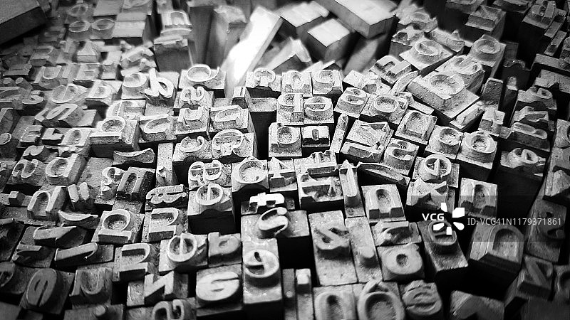 旧货市场上的金属字母图片素材