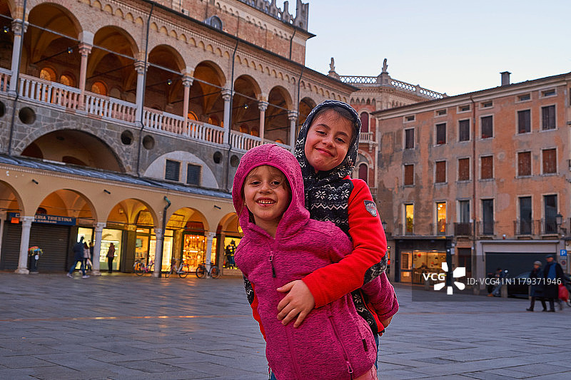 姐妹们在意大利旅行中快乐拥抱图片素材