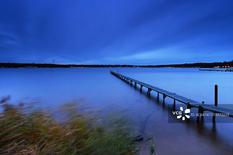 蓝色时刻的栈桥图片素材