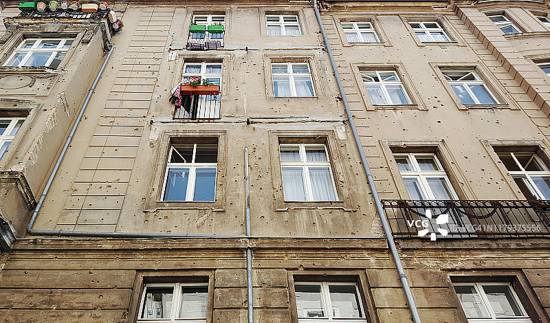德国柏林米特区战前住宅楼的破旧外观图片素材