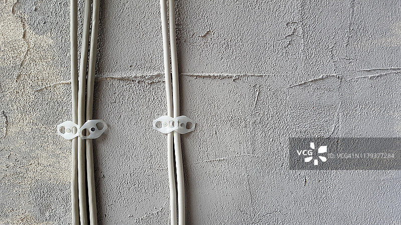 连接在水泥墙上的电线图片素材