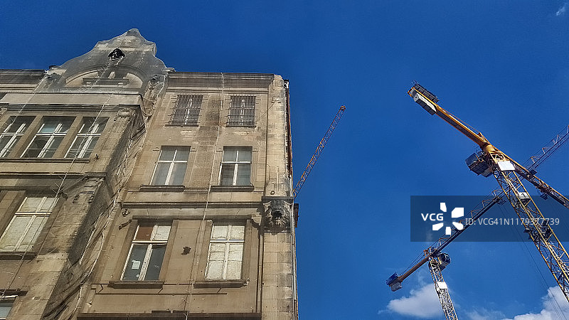 德国柏林的房屋外墙和建筑起重机图片素材