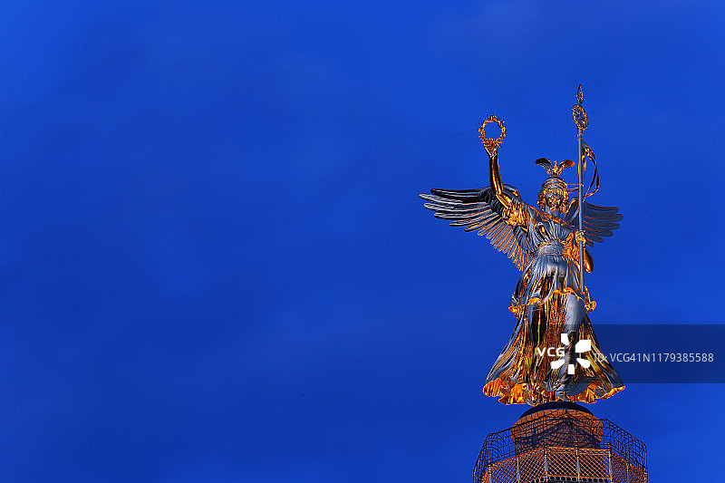 柏林胜利柱上的金色雕塑图片素材