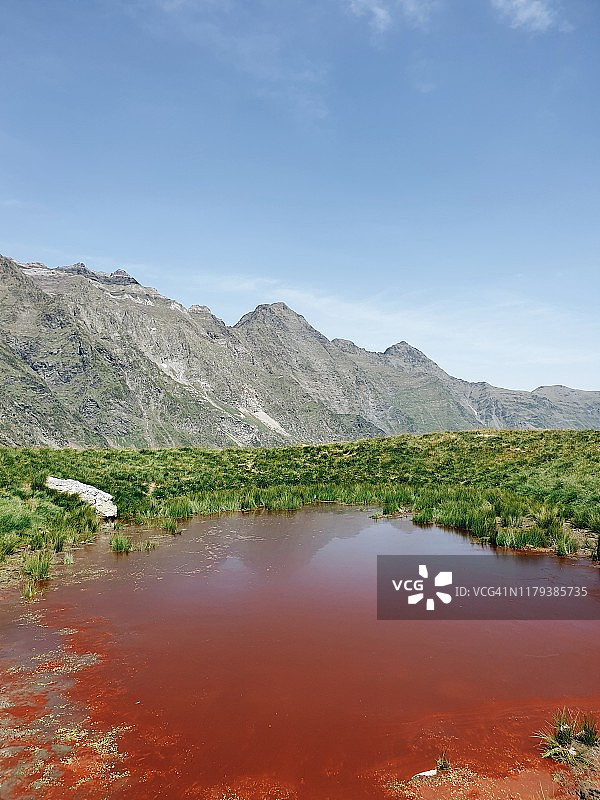 比利牛斯山的红色湖泊图片素材