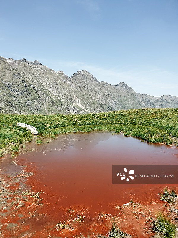 比利牛斯山的红色湖泊图片素材