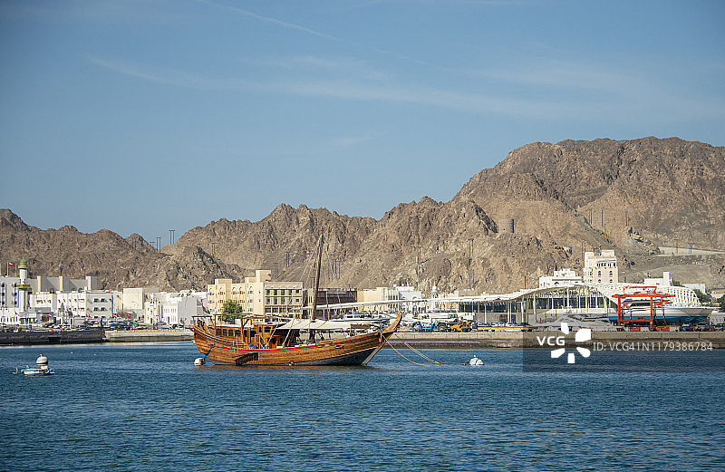 阿曼马斯喀特穆特拉海港的木船图片素材