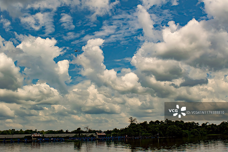 森林火灾直升机和热带河流图片素材