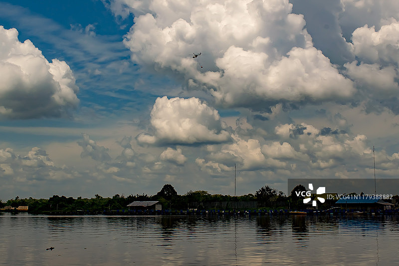 森林火灾直升机和热带河流图片素材