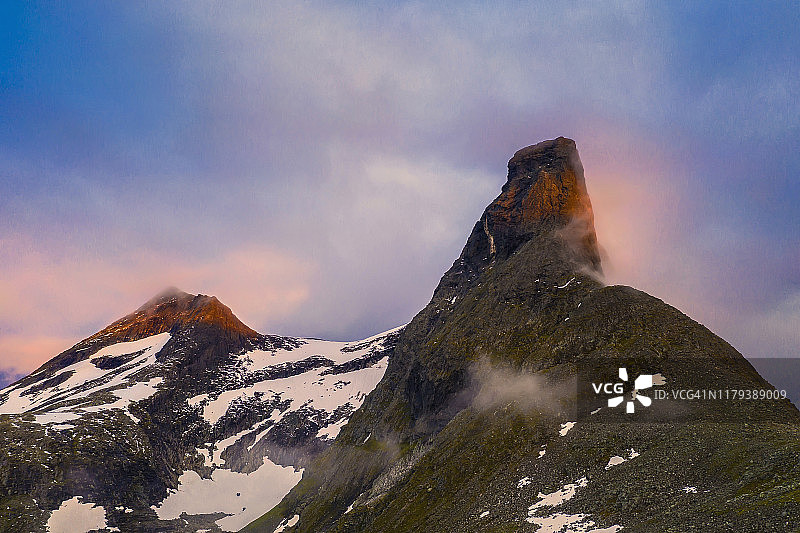 挪威翁达尔斯内斯伦达尔角峰和奥拉斯卡斯廷登峰图片素材