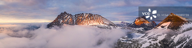 翁达尔斯内斯，奥拉斯卡斯廷登峰和文耶廷登峰，挪威图片素材