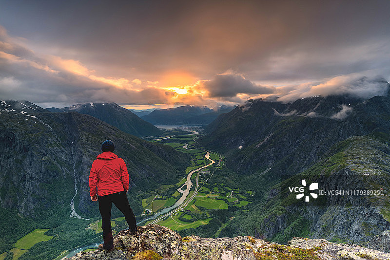 在挪威翁达尔斯内斯Romsdalseggen山脊上的徒步者图片素材