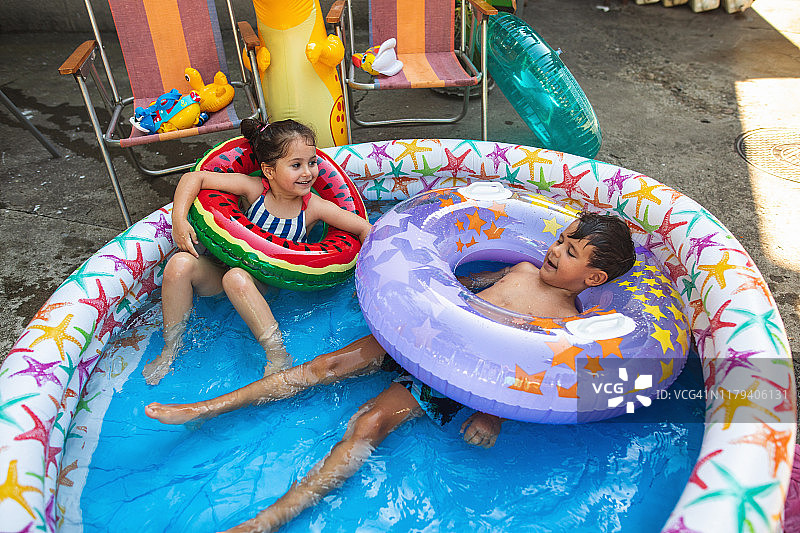 兄妹俩在泳池里放松图片素材