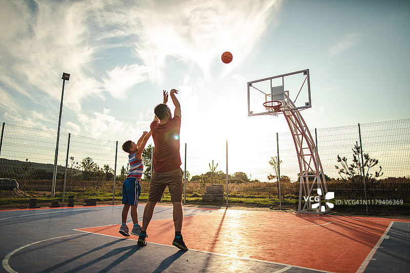 教儿子射击图片素材