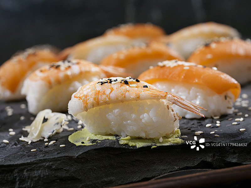 虾仁烟熏三文鱼寿司图片素材