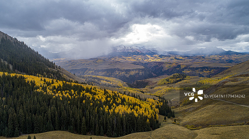 暴风雨中的圣胡安山脉秋色图片素材