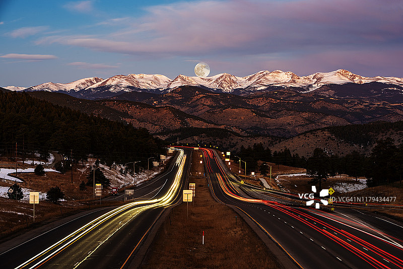 科罗拉多州70号州际公路和前沿山脉的月落图片素材
