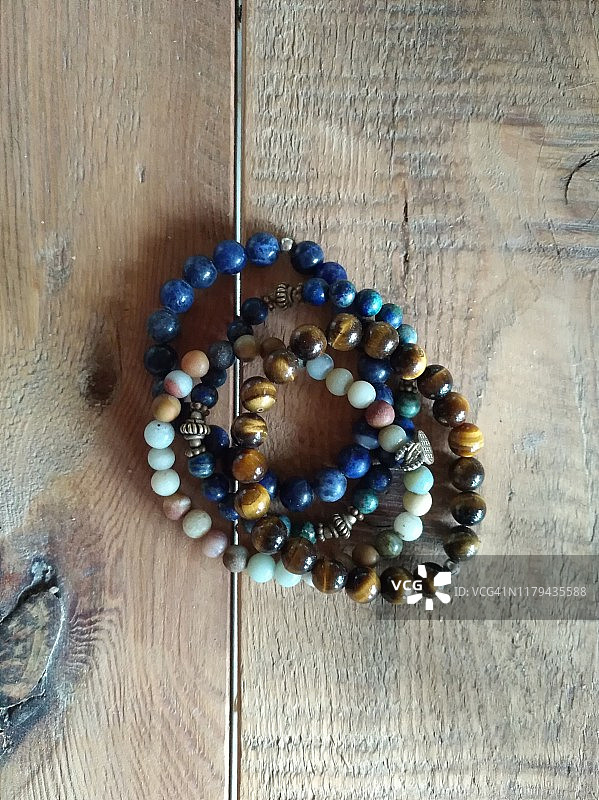 木桌上的天然石珠手链套装图片素材