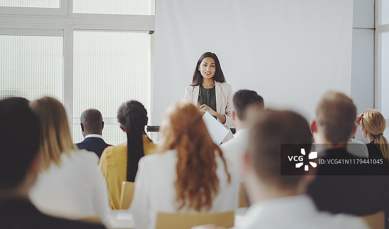 主持研讨会的印度女商人图片素材
