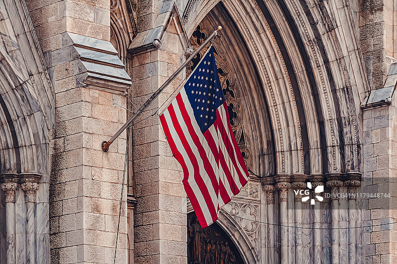 曼哈顿大教堂上的美国国旗图片素材