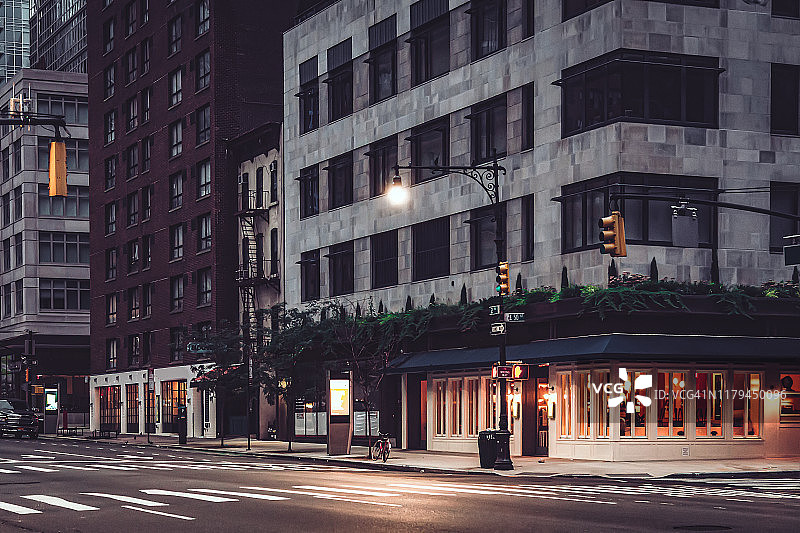 曼哈顿中城的黄昏咖啡馆图片素材