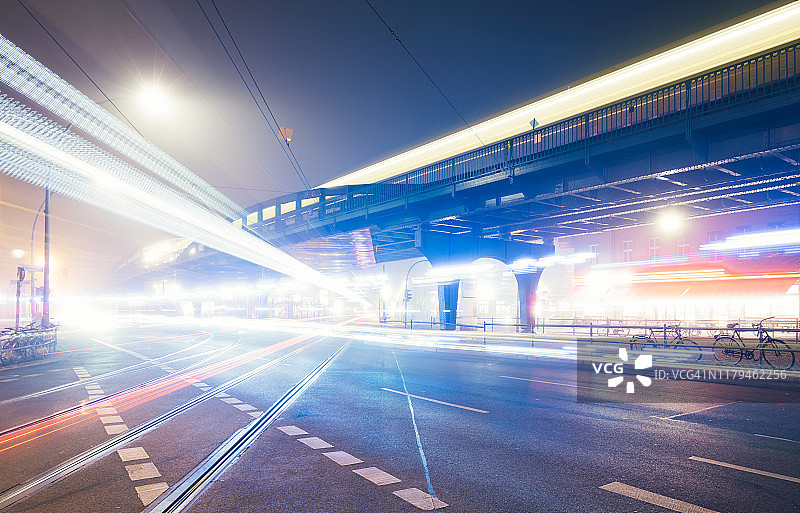 现代柏林城市高峰时段的街道夜景，有交通和雾气图片素材