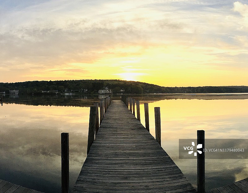 日出时分，新罕布什尔州梅雷迪思的温尼珀索基湖码头图片素材