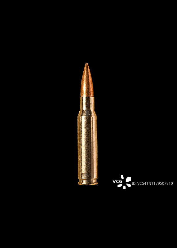 黑色背景下的步枪子弹图片素材