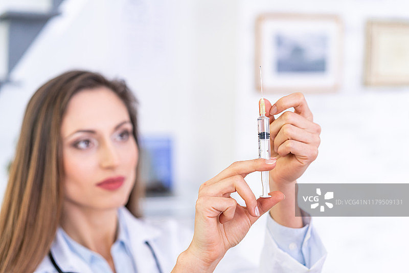女医生为病人接种疫苗图片素材