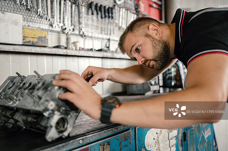 在汽车修理店修理发动机图片素材