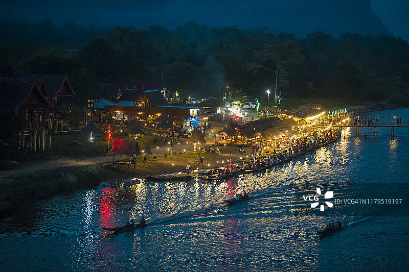 游客在老挝万象省万荣县的Xong河边休闲图片素材