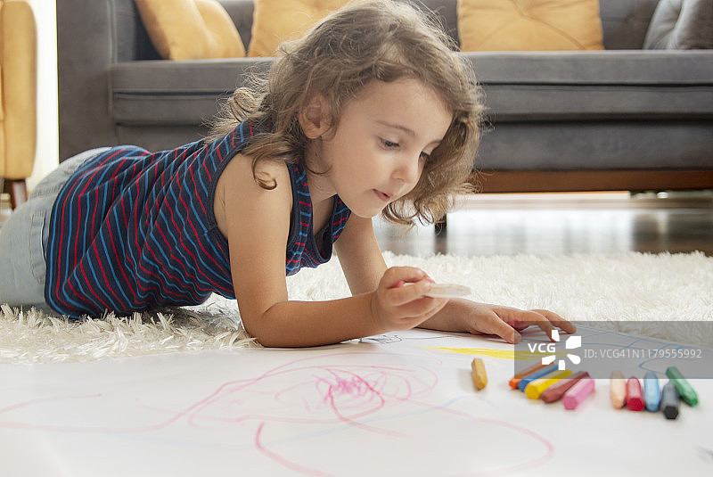 小女孩画图片素材