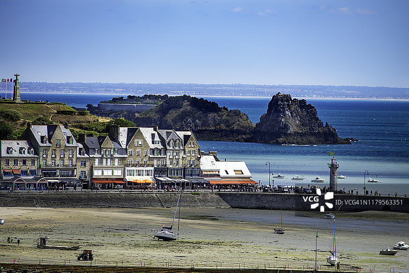 布列塔尼康卡勒市的建筑与海岸线图片素材