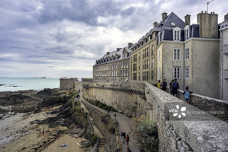 圣马洛要塞墙上的步行道图片素材