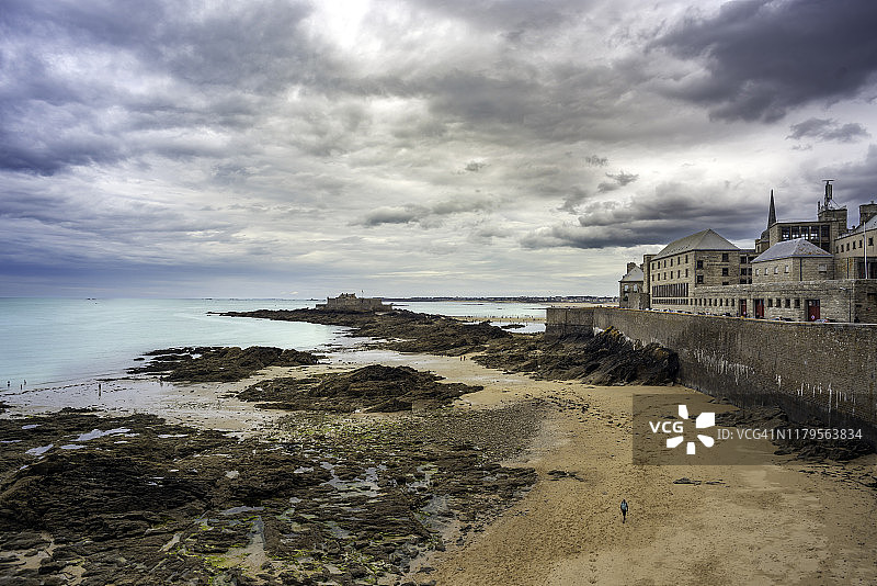 圣马洛设防墙脚下，朗斯河口低潮时的大贝岛和小贝岛图片素材
