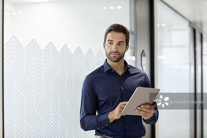 在办公室使用平板电脑的专业人士图片素材