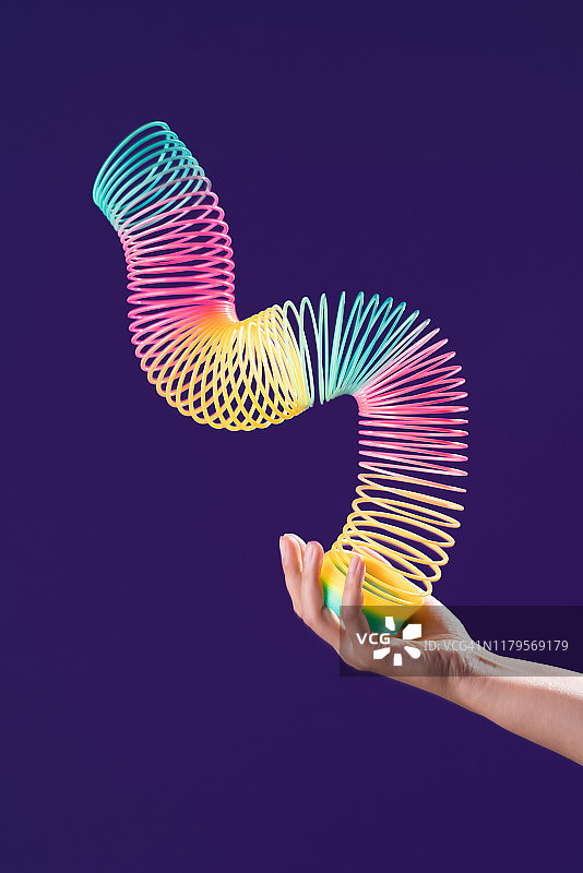 手玩彩色线圈玩具图片素材