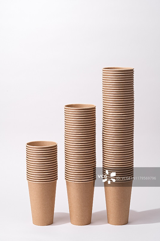 堆叠成柱的纸质咖啡杯图片素材