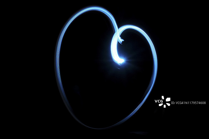 未来感蓝色线条构成的心形图案，社交网络图片素材