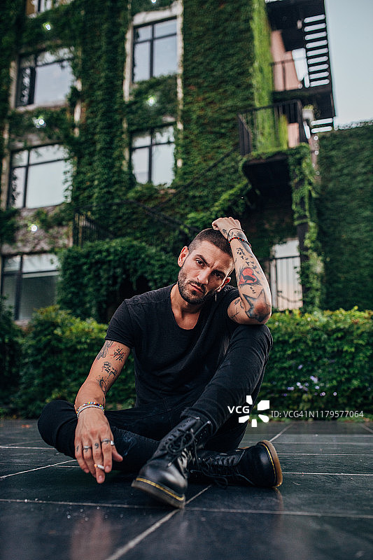 为相机摆姿势的酷炫男人图片素材