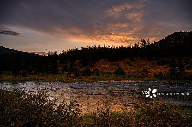 蒙大拿州弗拉特黑德河日落图片素材