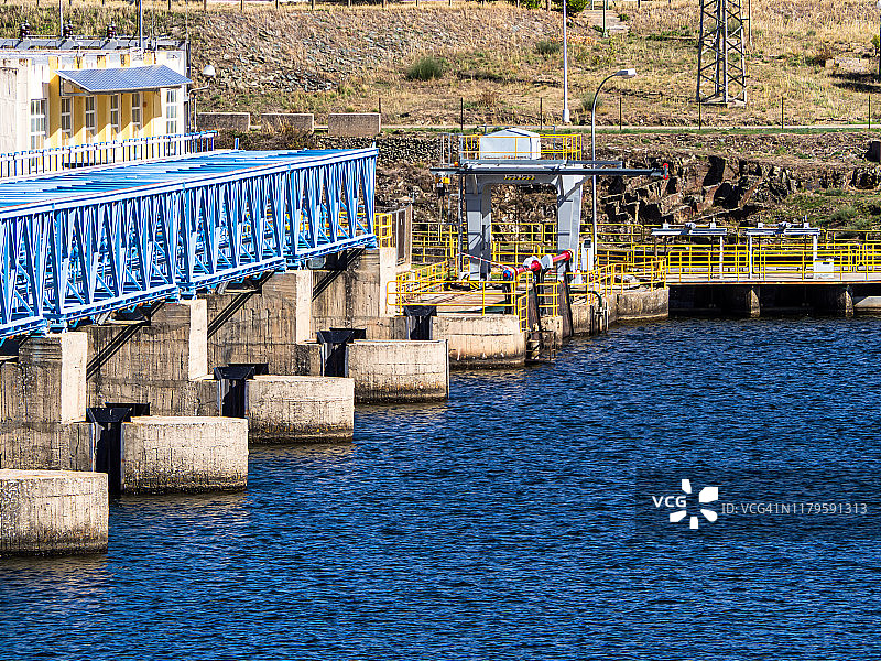 托尔梅斯河上的维拉贡萨洛水库大坝图片素材