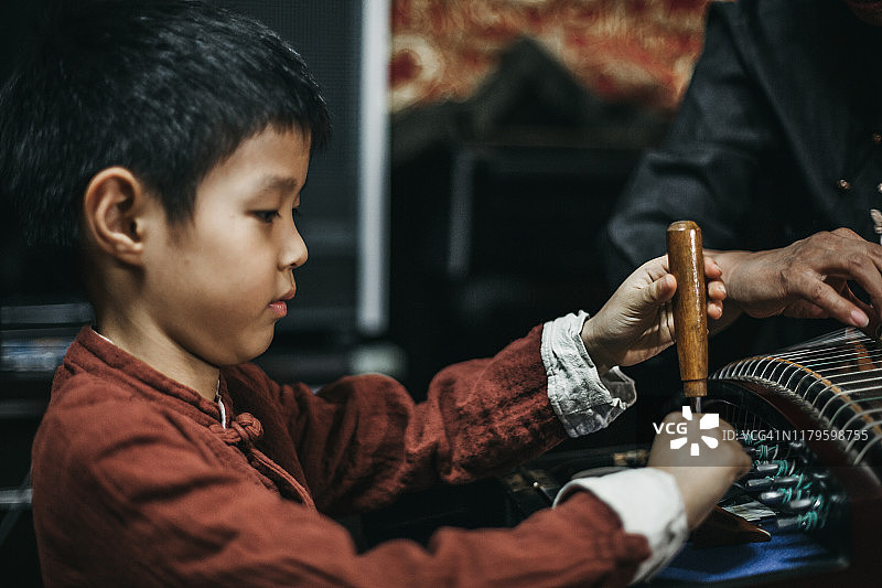 中国奶奶和孙子与传统竖琴图片素材