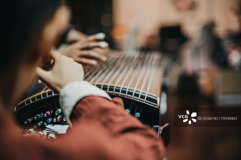 中国奶奶和孙子与传统竖琴图片素材