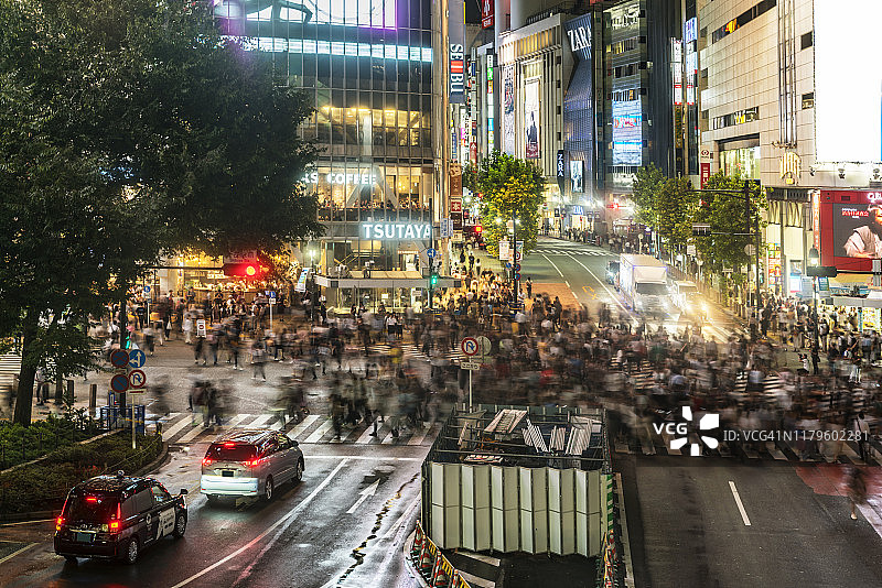 涩谷十字路口的雨夜鸟瞰图图片素材