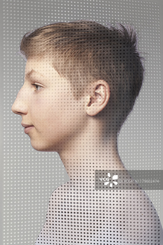 金属板与14岁男孩的双重曝光图片素材