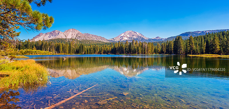 拉森火山国家公园的曼扎尼塔湖图片素材