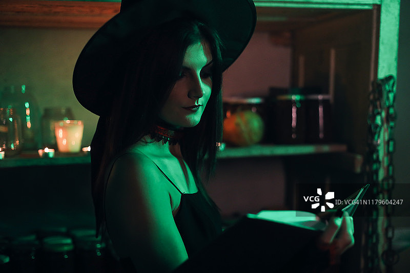 穿着女巫服装的少女图片素材