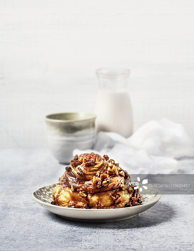 灰色背景盘子上的肉桂卷图片素材